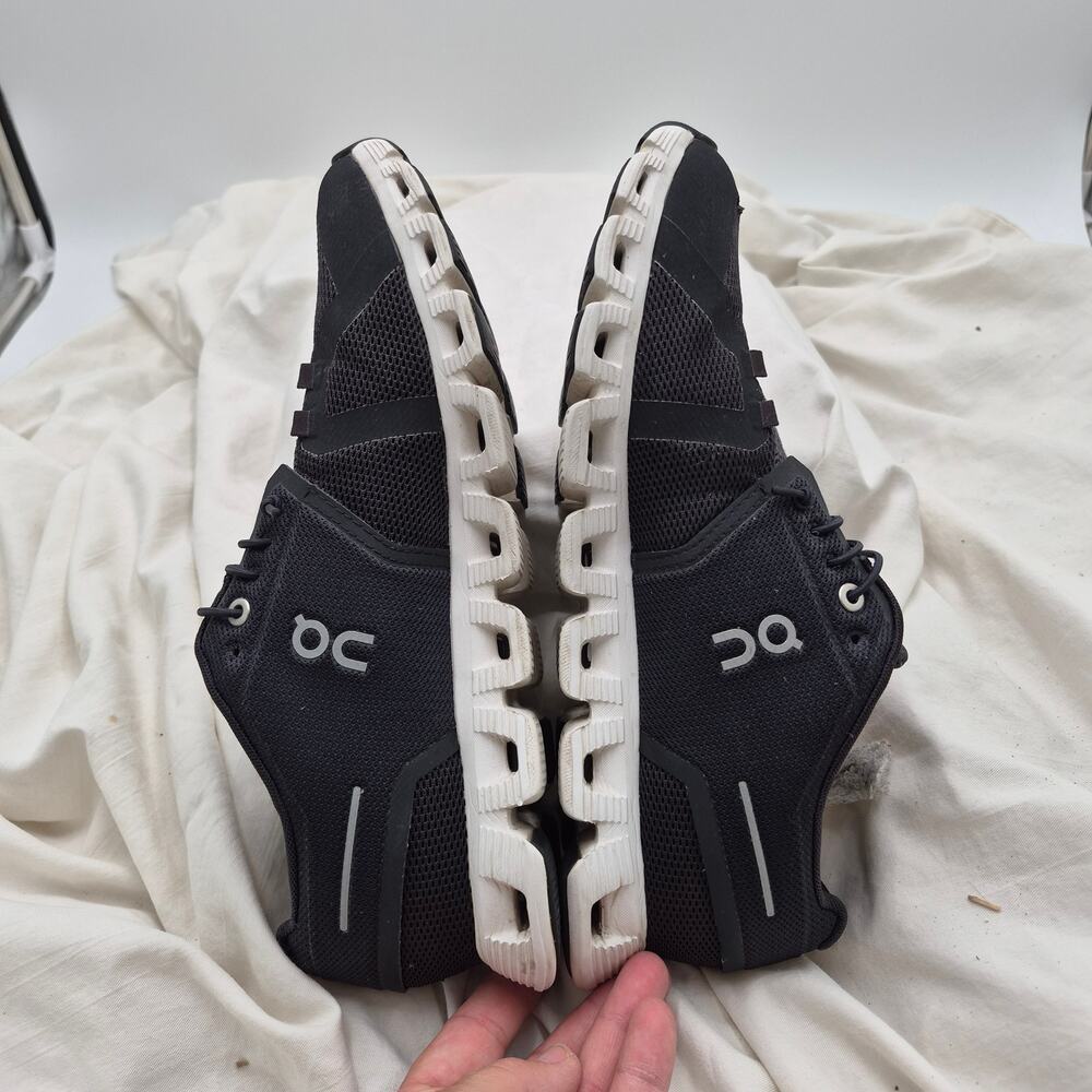 On Cloud 5 Combo sneakers in black and alloy Women's size 10